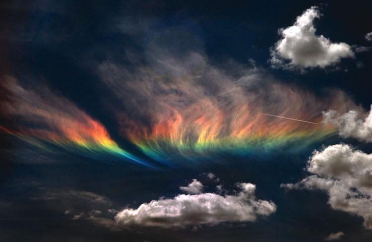 End of the world?Strainge fire rainbow appears in the sky