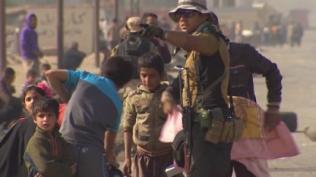 Escape from Mosul:civilians jampacked on trucks